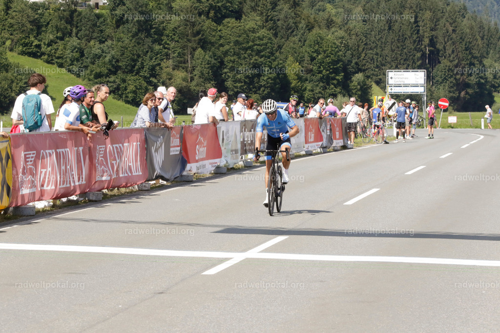 975_20230817_Bewerb_Maenner_Muehlanger | AUT - OESTERREICH, 2023-08-16: SPORT RENNRAD-FAHREN - 55. INTERNATIONALER RADWELTPOKAL IN ST. JOHANN IN TIROL  - Vintage-Radrennen mit WM-Bronze-Medaillen-Siegerin Christina Schweinberger, den Teilnehmer und Alexander Baumann (vom Orginastions-Team) - TAG 2 BEWERB MAENNER IN SECHS GRUPPEN  ; Foto: Roland Muehlanger