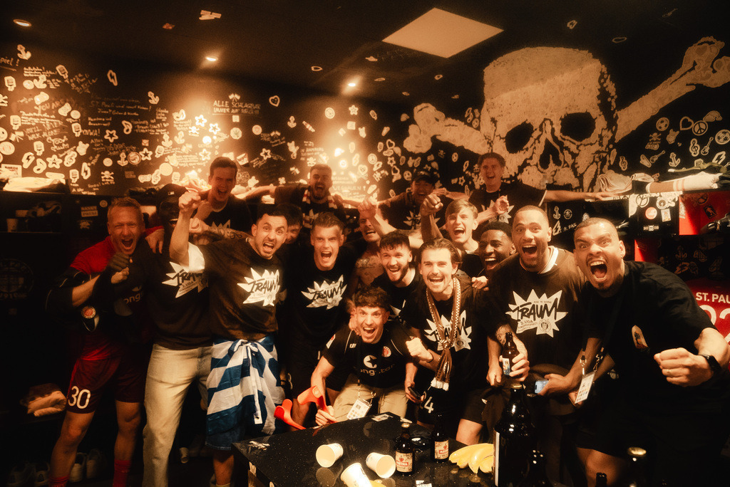 DSC03360 | Der offizielle Shop für FC St. Pauli Fotos. Wähle aus Spielszenen & Fanmomenten dein FCSP Wunschformat. Wir liefern Millerntor-Atmosphäre.