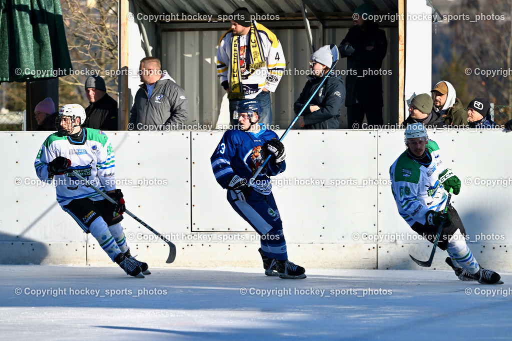 EC Tigers Paternion vs. EC FELD AM SEE/DSG LEDENITZEN | #98 Tschuitz Dominik EC FELD AM SEE Ledenitzen, #23 Wolf Marlon EC Tigers Paternion, #88 Staudacher Dominik EC FELD AM SEE Ledenitzen, EC Tigers Paternion vs. EC FELD AM SEE/DSG LEDENITZEN, EC Tigers Paternion vs. EC FELD AM SEE/DSG LEDENITZEN am 04.01.2026 in Paternion (Eislaufplatz Paternion), Austria, (Photo by Bernd Stefan)