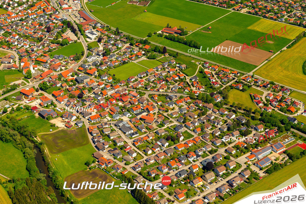 Das Luftbild zeigt : Thalhofen an der Wertach Marktoberdorf - Die Luftaufnahme wurde 2024 vom UL-Flugzeug aus erstellt ( keine Drohne ) - Hochauflösende Luftaufnahme - Für grossformatige Ausdrucke geeignet. Die Geschenkidee !Mit Lizenz und Bildrechte bestellbar