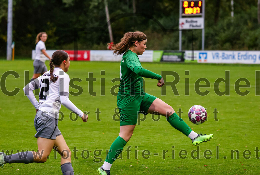 2023-10-07_035_FC_Forstern_gegen_TSV_Schwaben_Augsburg | Forstern, Deutschland, 07.10.2023:
Fußball, Frauen Bayernliga 2023 / 2024, 6. Spieltag, FC Forstern gegen TSV Schwaben Augsburg, Endergebnis: 1:6

Diana Birkle (TSV Schwaben Augsburg, #12), Julia Ruckdeschel (FC Forstern, #4)

Foto: Christian Riedel / fotografie-riedel.net
