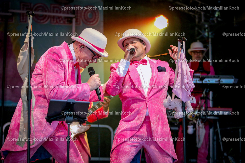 Due22062488009 | 22.06.2024, Düsseldorf, Konzert Porno Al Forno, HEUKING Mittsommer-Renntag - Die düsseldorfer Pop-Band performt bei ihrem Konzert auf der Rennbahn Grafenberg und begeistert die zahlreichen Fans