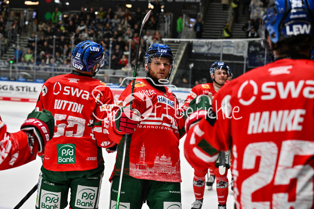 Augsburger Panther - Schwenninger Wild Wings | AUGSBURG, DEUTSCHLAND - 2. NOVEMBER: Jubel der Panther nach dem Treffer zum 4-1 durch D. J. BUSDEKER (Augsburger Panther 14), Tor / Torschuetze / Freude / Happy beim Ligaspiel zwischen den Augsburger Panthern und den Schwenninger Wild Wings am 17. Spieltag der Penny DEL im Curt Frenzel Stadion am 02.11.2025 / Maximilian RENNER (Augsburger Panther 58)