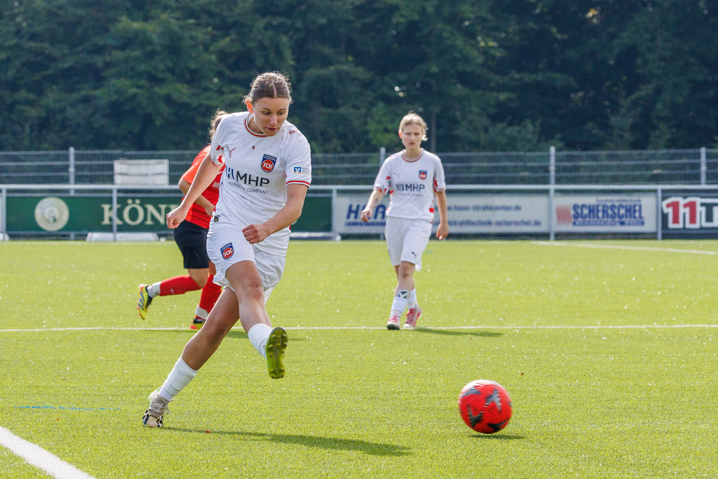 FCHHÜT_251003_4634 | 1.FC Heidenheim 1846 II vs. TSV Hüttlingen, Fußball, Frauen, Bezirkspokal, 2025/2026, 1.Runde, 03.10.2025 in Mergelstetten, Sportplatz 2(Foto: Michael Bulling) - Realisiert mit Pictrs.com