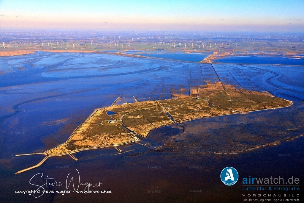 Nordstrandischmoor - eine der kleinsten dauerhaft bewohnten Siedlungen Deutschlands - Luftbild | Mit einer Fläche von ca. 1,9 km² und nur rund 20 bis 23 Einwohnern auf vier Warften ist sie eine der kleinsten dauerhaft bewohnten Siedlungen Deutschlands.  Sie liegt im UNESCO-Weltnaturerbe Wattenmeer und wird regelmäßig bei Sturmfluten überschwemmt.