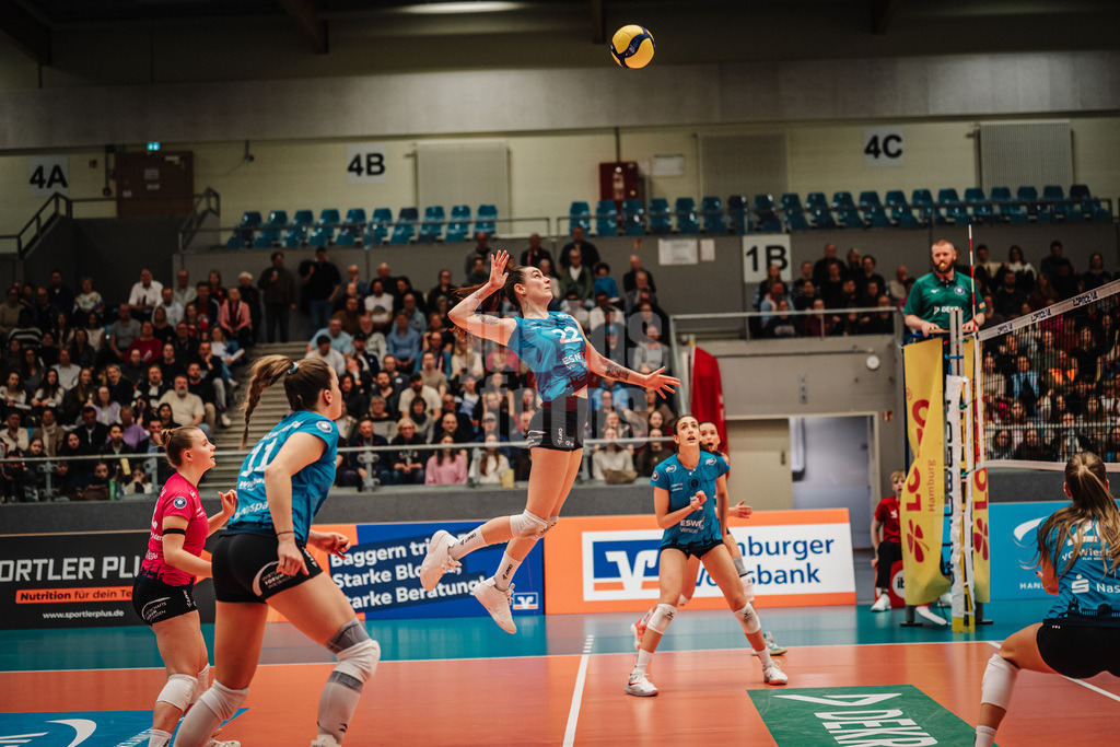 Volleyball | Frauen | Saison 2025/2026 | Volleyball Bundesliga | ETV Hamburger Volksbank Volleys vs. VC Wiesbaden | 14.03.2026 | Jimena Fernandez Gayoso (#22, VC Wiesbaden) beim Angriff