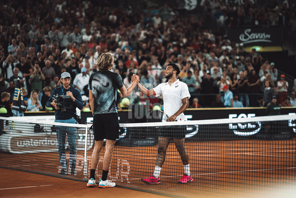 Tennis | Männer | ATP Tour 500 | European Open Hamburg | Arthur Fils (FRA) vs. Alexander Zverev (GER) | 29.07.2023 | v.l. Alexander Zverev (GER) und Arthur Fils (FRA) reichen sich nach dem Match die Hand