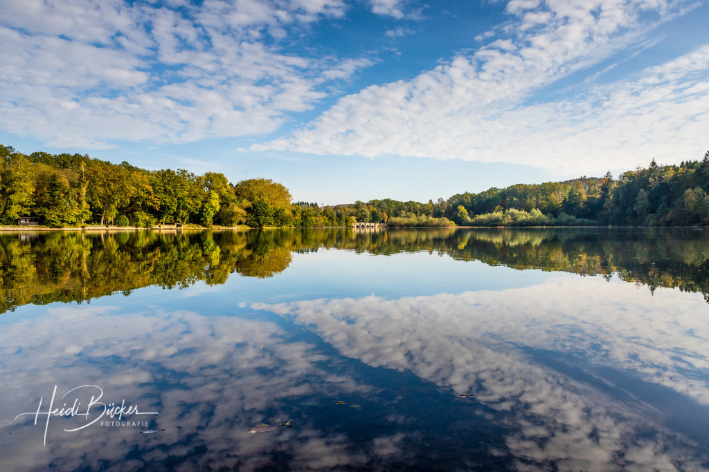 Blick über den Möhnesee zur Wameler Brücke | Der Möhnesee liegt am Rand des Sauerlandes, zwischen Soester Börde und Arnsberger Wald - Realisiert mit Pictrs.com