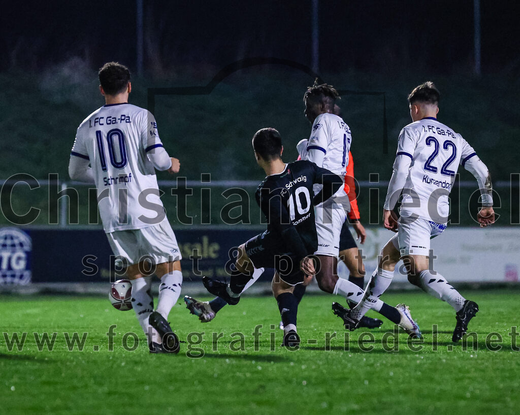 2024-03-15_049_FC_Schwaig_gegen_1_FC_Garmisch-Partenkirchen | Oberding, Deutschland, 15.03.2024:
Fußball, Landesliga Südost 2023 / 2024, 25. Spieltag, FC Schwaig gegen 1. FC Garmisch-Partenkirchen, Endergebnis: 4:0

Jonas Schrimpf (1. FC Garmisch-Partenkirchen, #10), Vincent Sommer (FC Schwaig, #10), Mouhamadou Ndiaye (1. FC Garmisch-Partenkirchen, #15), Lukas Kunzendorf (1. FC Garmisch-Partenkirchen, #22)

Foto: Christian Riedel / fotografie-riedel.net