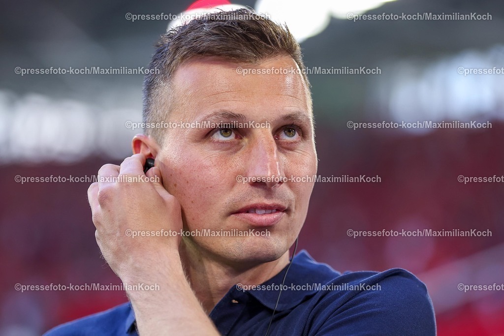 F9510052502123 | 10.05.2025, Fußball, Fortuna Düsseldorf - FC Schalke 04, 2. Fußball Bundesliga, Merkur Spiel-Arena, Saison 2024 2025: Trainer Jakob Fimpel (S04 Cheftrainer) DFB regulations prohibit any use of photographs as image sequences and or quasi-video.