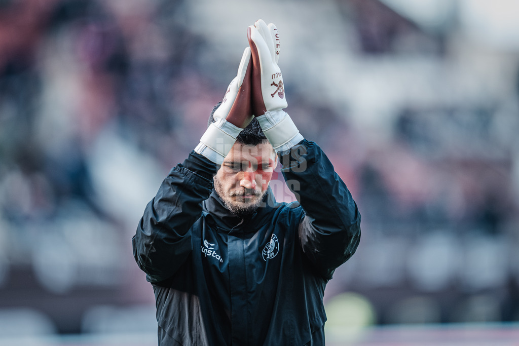 Fußball | Männer | Saison 2023/2024 | 2. Fußball-Bundesliga | 31. Spieltag | FC St. Pauli vs. FC Hansa Rostock | 26.04.2024 | Nikola Vasilj (#22, FC St. Pauli) applaudiert den Fans vor dem Spiel