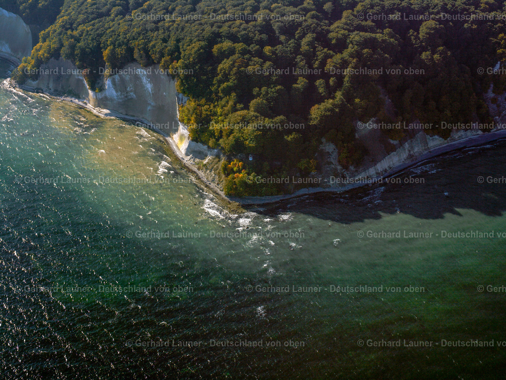 2581075 | SASSNITZ 2005 Blick auf die Kreideküste im Nationalpark Jasmund bei Sassnitz auf der Insel Rügen in Mecklenburg-Vorpommern. Der markante Felsvorsprung Königsstuhl befindet sich in der Umgebung der Stubbenkammer in dem seit 1990 bestehenden Nationalpark am Ufer zur Ostsee mit einem Buchenwald, der teilweise zum UNESCO-Welterbe gehört. // View of the chalk cliff coast in the National Park Jasmund near Sassnitz on the island Ruegen in Mecklenburg-West Pomerania. Foto: Gerhard Launer