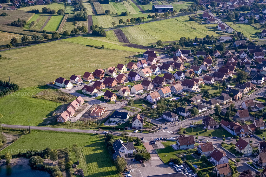 Aerial view: New development area Rue des Champs in Rountzenheim in the state Bas-Rhin, France. – Photo: IMG_8115.jpg taken on 09/15/2007 by Werner Riehm/FLY-FOTO.com – Resolution of the original: 3456 x 2304 px