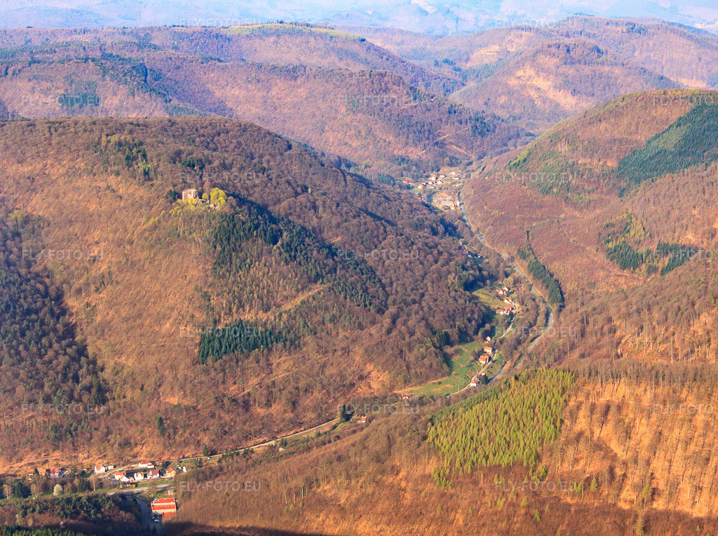 Vue aérienne: Château de la Wasenbourg au-dessus de la vallée de Falkensteinerbach à Niederbronn-les-Bains dans le département Bas Rhin, France – .Photo: IMG_63714.jpg prise le 30/03/2014 par Werner Riehm/FLY-FOTO.eu – Résolution de l'original: 4197 x 3130 px – Burg Wasenbourg