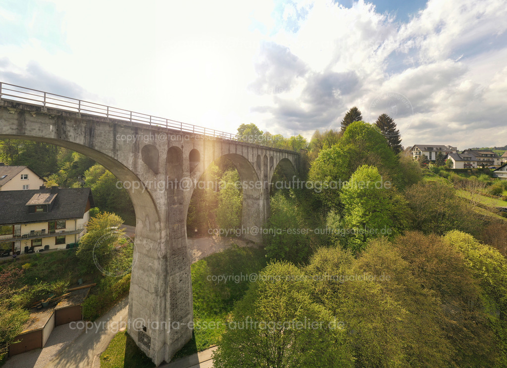 Luftbild zeigt ungewöhnliche Perspektive auf das Viadukt in Willingen | Das Viadukt ist ein Wahrzeichen der Gemeinde Willingen Upland. Eine Drohne erstellte dieses Panorama Bild in der Luft. Willingen ist ein beliebter Urlaubsort im Sauerland.