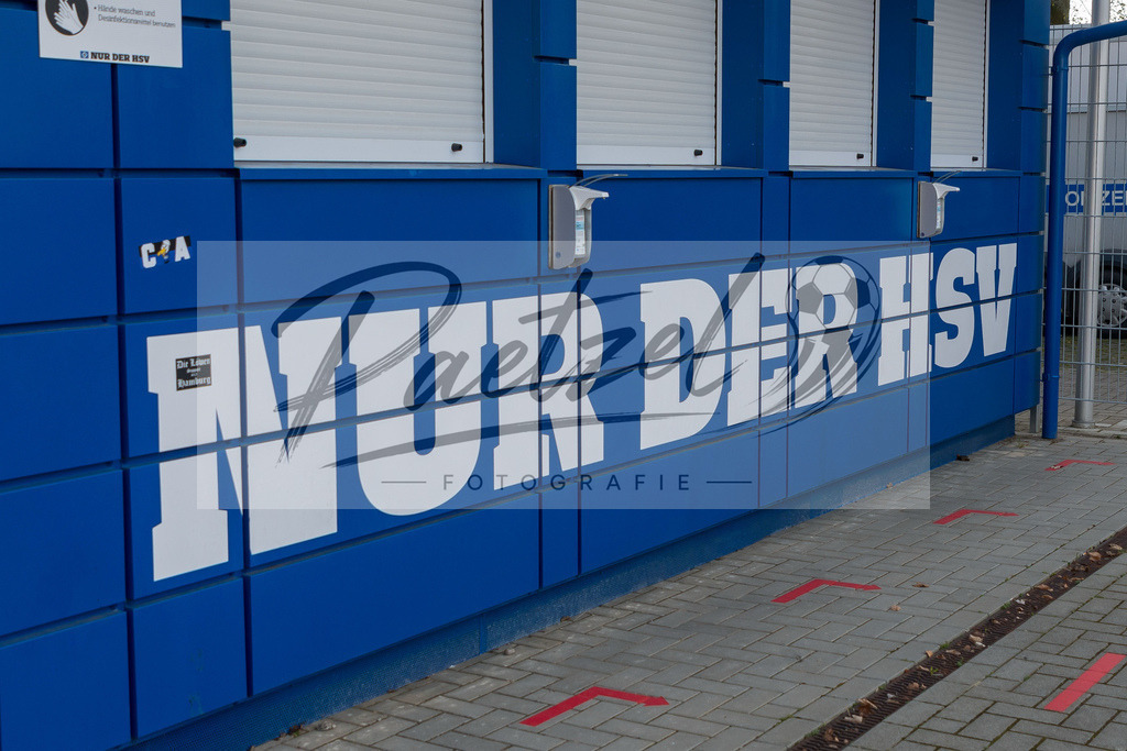 HSVSCF20220419_185 | Fussball, Herren: . Der Slogan "Nur der HSV" vor der Ticketbox beim DFB-Pokal-Halbfinalspiel zwischen Hamburger SV und SC Freiburg im Volksparkstadion am 19.04.2022 in Hamburg, Deutschland.DFB / DFL REGULATIONS PROHIBIT ANY USE OF PHOTOGRAPHS AS IMAGE SEQUENCES AND/OR QUASI-VIDEO. - Realisiert mit Pictrs.com