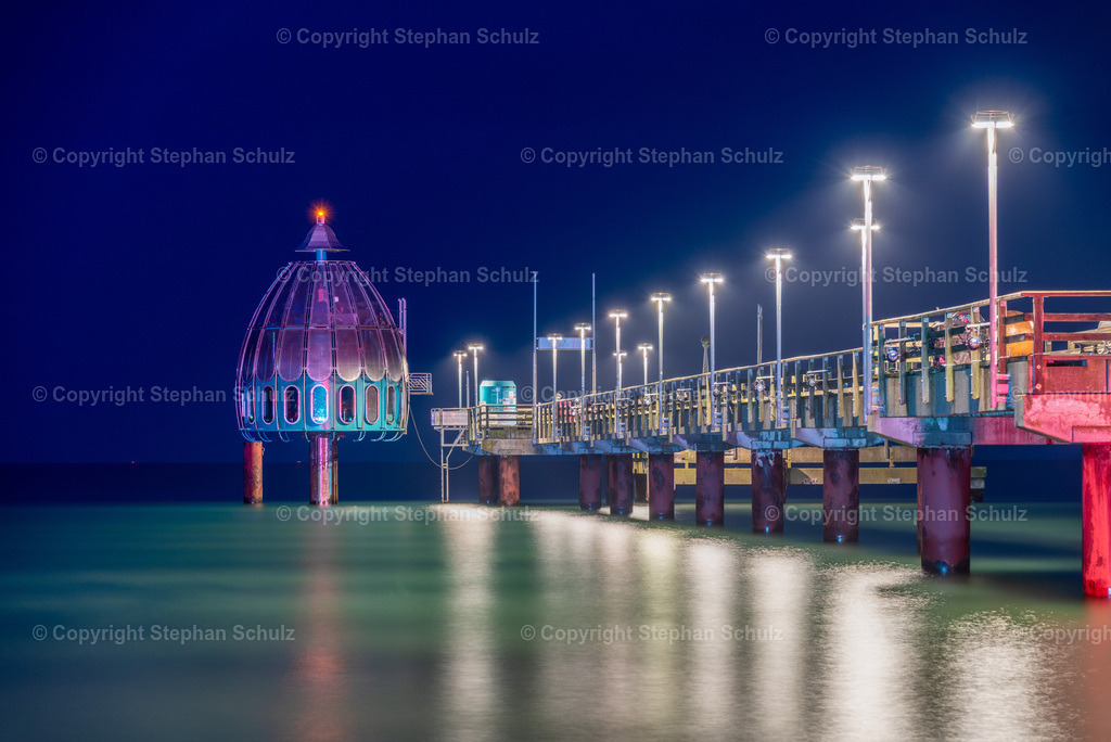 Sil3 | Die bunt beleuchtete Tauchgondel und die Seebrücke des Ostseebades Zingst am frühen Morgen.  - Realisiert mit Pictrs.com