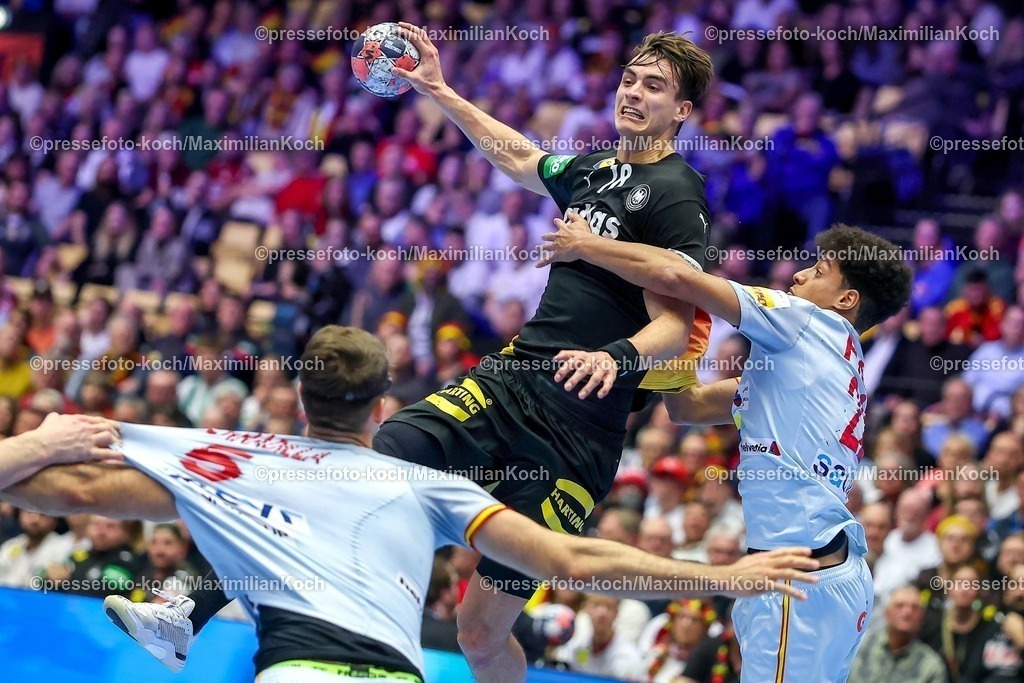 EHF19012602079 | 19.01.2026, Handball, Men's EHF EURO 2026, Deutschland - Spanien, Jyske Bank Boxen in Herning, Dänemark, Preliminary Round:  Julian Köster (Germany #18) im Zweikampf gegen   Antonio Serradilla Cuenca (Espania #05)  Marcos Fis Ballester (Espania #22) 