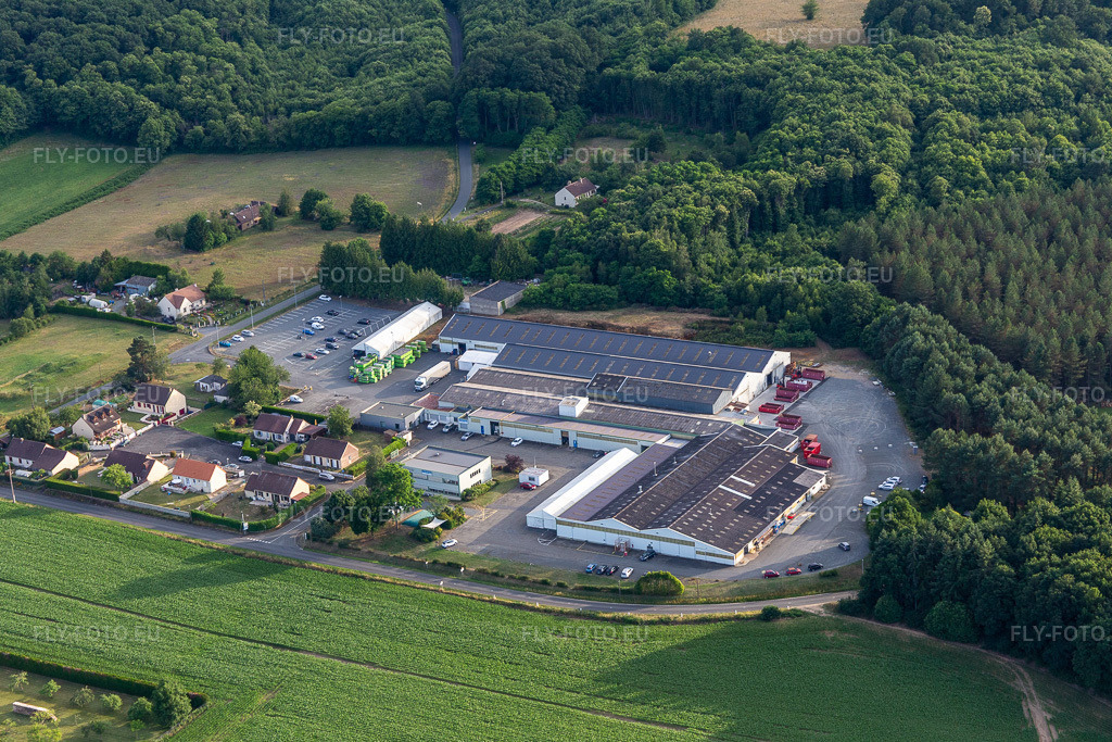 Vue aérienne: Métaseval à Semur-en-Vallon dans le département Sarthe, France. Photo: IMG_132397.jpg prise le 14/06/2022 par Werner Riehm/FLY-FOTO.euRésolution de l'original: 5191 x 3461 pxWWW.GROUPE-EMI.FR
