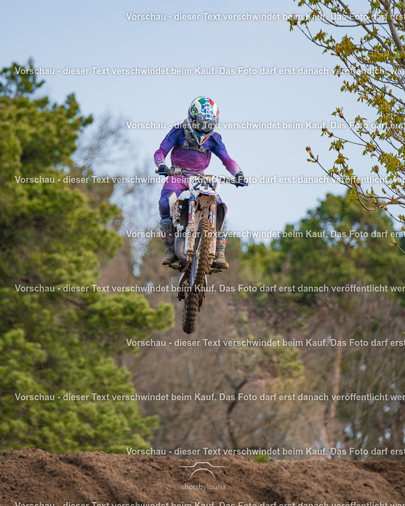 04_13_Bensdorf_85-1179 | Sportfotografin aus Berlin-Brandenburg mit Fokus auf Motocross. Ich halte deine sportliche Leistung und echte Emotionen auf und neben der Strecke professionell fest. Entdecke die Fotos von deinem Rennen und bestelle sie direkt hier im Shop.