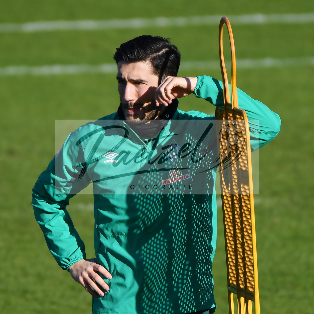 20200205_TRASVW_0022 | Fußball, Herren: Nuri Sahin (SV Werder Bremen)&nbsp; schaut waehrend der Trainingseinheit des SV Werder Bremen im Wohninvest Weserstadion am 05.02.2020 in Bremen, Deutschland. - Realisiert mit Pictrs.com