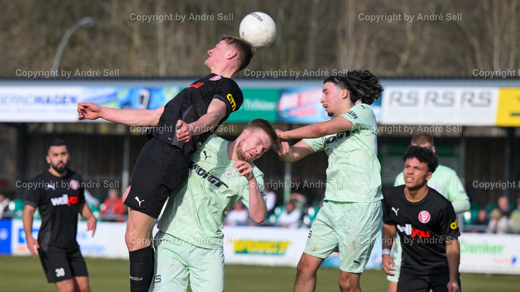 PSV Neumünster vs FC Kilia Kiel | Calvin Ehlert (PSV #31) &amp; Ayoub Assameur (PSV #19) vs Marc Schwabe (Kilia #17) / Fußball-Oberliga Männer 2025/2026 / PSV Neumünster vs FC Kilia Kiel / PSV Stadion Platz A / Neumünster / 07.03.26 - Realisiert mit Pictrs.com