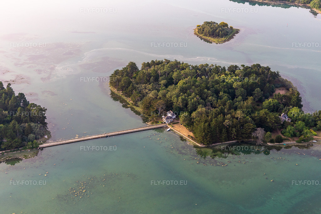 Vue aérienne: Île de Queffen à Loctudy dans le département Finistère, France. Photo: IMG_132519.jpg prise le 17/06/2022 par Werner Riehm/FLY-FOTO.eu – Résolution de l'original: 5472 x 3648 px