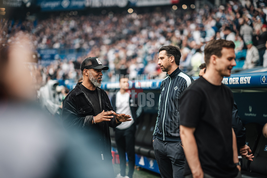 Fußball | Männer | Saison 2023/2024 | 2. Fußball-Bundesliga | 32. Spieltag | Hamburger SV vs. FC St. Pauli  | 03.05.2024 | Patrick Esume und HSV Sportvorstand Jonas Boldt