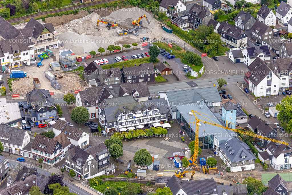 BadBerleburg240710219 | Luftbild, Bürgerhaus und Marktplatz mit Geschäften, Restaurant und Sonnenschirme und Bäume, oben Baustelle Parkhaus Abriss, Baustelle am Bürgerhaus, Bad Berleburg, Wittgensteiner Land, Nordrhein-Westfalen, Deutschland