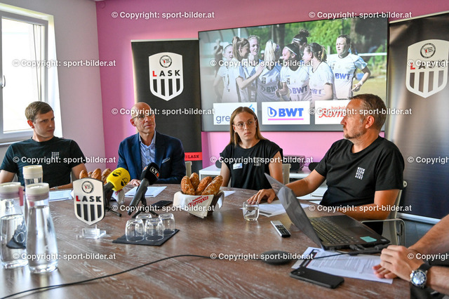 AUT, Lask Frauen Pressekonferenz | 15.06.2022, Lask Lounge Traun AUT, Lask Frauen Pressekonferenz, im Bild Lukas Schmidsberger (Koordinator Frauenfussball Lask), Axel Kuehner (CEO Greiner AG, Leading Partner der Lask Frauen), Katharina Mayr (Lask), Andreas Protil, Klubmanager Lask Linz (Lask)