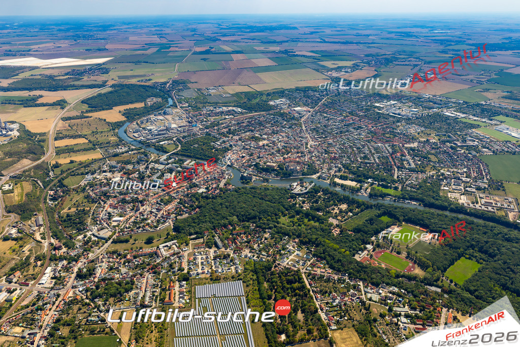 Das Luftbild der Stadt Bernburg wurde 2022 vom Flugzeug heraus erstellt (keine Drohnen-Aufnahmen) Aufnahmehöhe ca.450 Meter- hohe Bildauflösung und Druck-Qualität. Garantiert!