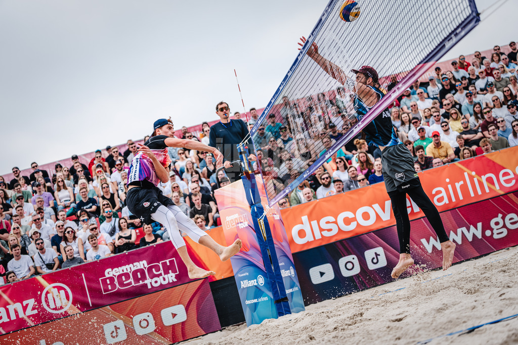 Beachvolleyball | Männer | German Beach Tour 2024 | Tourstop Düsseldorf | 19.05.2024 | Max Just (links) beim Angriff gegen Manuel Harms (rechts)