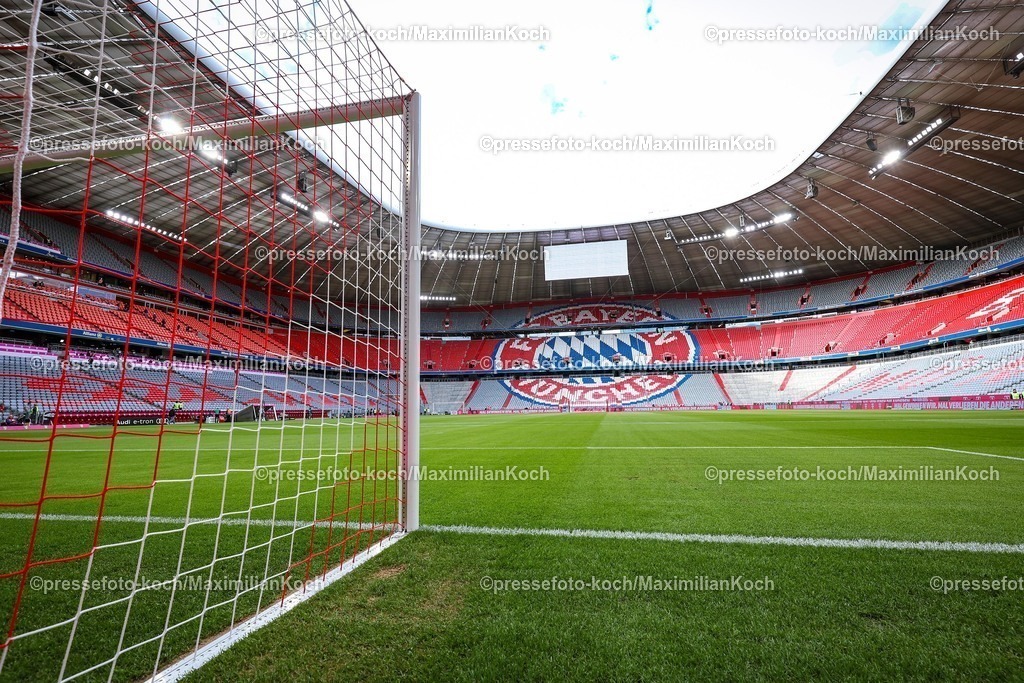 FCB18102501006 | 18.10.2025, Fußball, FC Bayern München - Borussia Dortmund, 1. Fußball Bundesliga, 7. Spieltag, Allianz Arena, Saison 2025 2026: Innenansicht leeres Stadion vor dem Spiel Blick auf das Spielfeld und die Tribüne mit dem Schriftzug und Logo der Bayern. Übersichtsbild Weitwinkelaufnahme Übersichtsbild Übersichtsfoto Sportstätte leer DFB regulations prohibit any use of photographs as image sequences and or quasi-video.