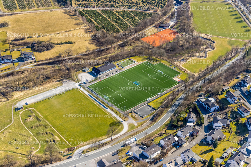 Eslohe220303895 | Luftbild, Fußballplatz BC 1918 Eslohe und Tennisplätze Tennisclub Esseltal-Eslohe, Eslohe, Eslohe, Sauerland, Nordrhein-Westfalen, Deutschland