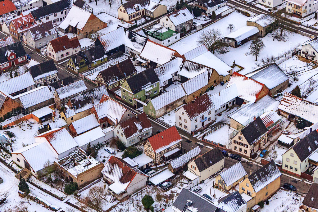 Luftbild: Hauptstraße bei Schnee in Freckenfeld im Bundesland Rheinland-Pfalz in Deutschland. Foto: IMG_23599.jpg vom 16.01.2010 durch Werner Riehm/FLY-FOTO.de