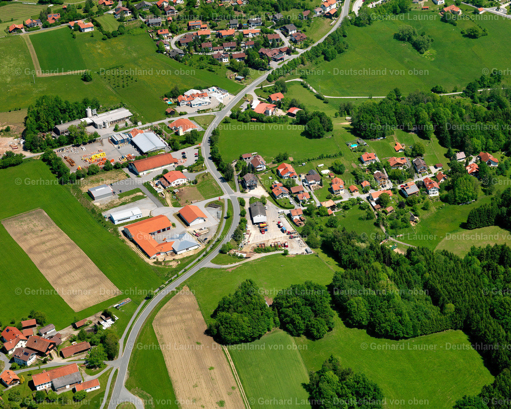 2724029 | WALDENREUT 19.05.2007 Landwirtschaftliche Nutzflächen und Feldgrenzen  umsäumen das Siedlungsgebiet des Dorfes in Waldenreut im Bundesland Bayern, Deutschland // Agricultural land and field boundaries surround the settlement area of the village  in Waldenreut in the state Bavaria, Germany Foto: Gerhard Launer
