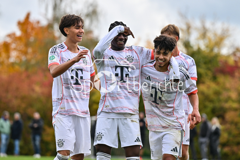 SpVgg Unterhaching U19 - FC Bayern München U19 | Jubel der Gäste nach dem Treffer zum 0-3 durch Maycon Douglas NORMANHA CAROZO (FC Bayern München U19 11) / Hattrick / Tor / Torschuetze / Freude / Happy / U19 DFB Nachwuchsliga: SpVgg Unterhaching - FC Bayern München; Sportschule Oberhaching am 18.10.2025