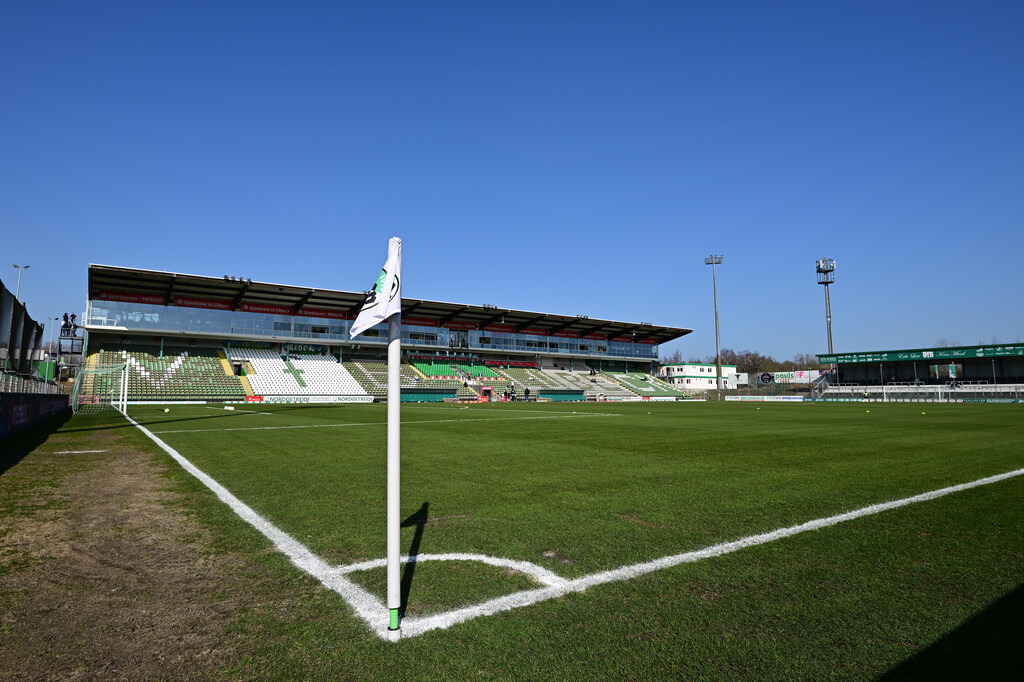 Fußball I Herren I Saison 2024-2025 I Regionalliga Nord I 25. Spieltag I VfB Lübeck - SSV Jeddeloh | Symbol, Symbolfoto, Symbolbild, Sinnbild, Bildsymbol, Darstellung, Signum: Lübecker Lohmühle, Stadion an der Lohmühle, Sitze, Schalensitze, Tribüne, Dach, Vordach, Haupttribüne - Realisiert mit Pictrs.com