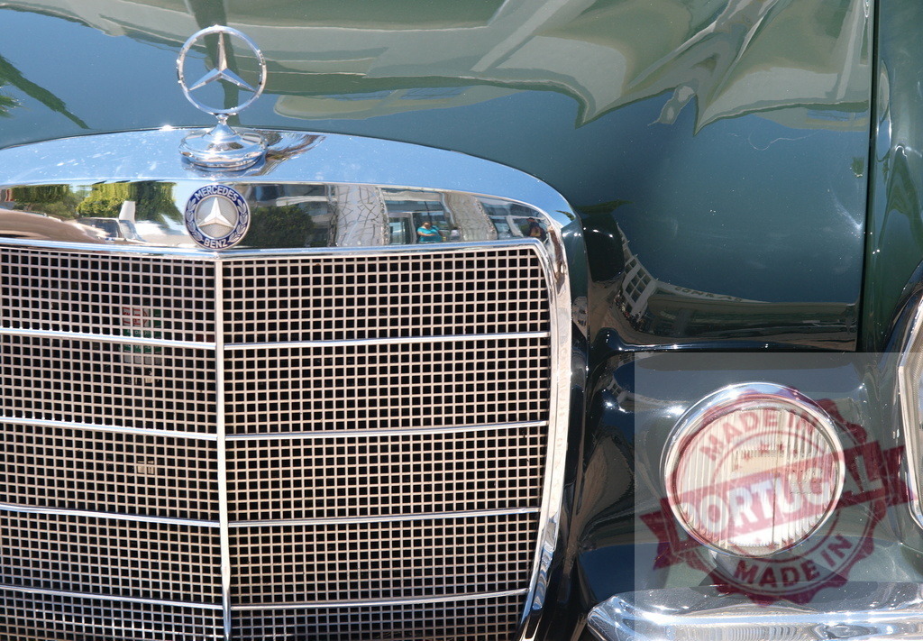 Shiny Mercedes-Benz vintage car showing its logo and front grill | Close-up of a polished Mercedes-Benz vintage car, highlighting its iconic logo and intricate front grill - Realisiert mit Pictrs.com