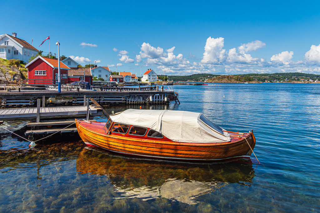 Hafen mit Boot auf der Insel Merdø in Norwegen | Hafen mit Boot auf der Insel Merdø in Norwegen.
