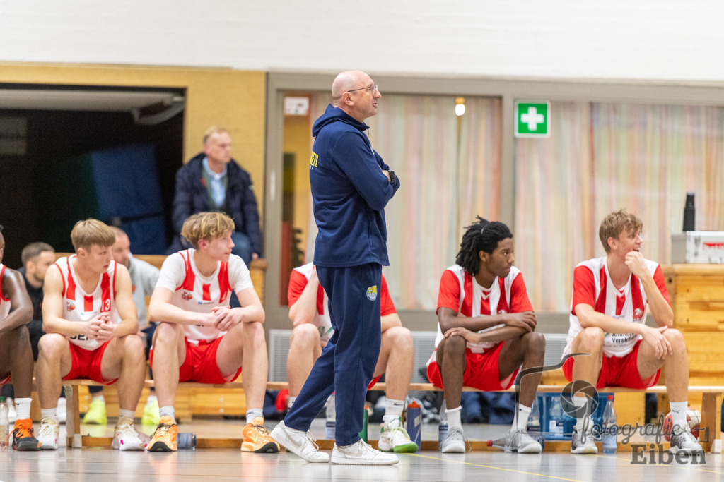 TSG Westerstede-Fortuna Logabirum | Basketball 2. Regionalliga; TSG Westerstede 2 (weiß)- Fortuna Logabirum (blau) am 12.12.2025 in Westerstede (Hössensportzentrum), Photo: Philip Eiben 2025 - Realisiert mit Pictrs.com