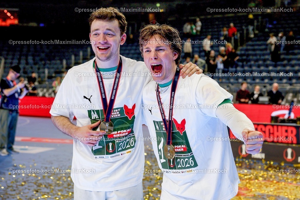 xSSCx19042602082 | 19.04.2026, xsscx, Handball, DHB-Pokal Lidl Final4, Finale, Füchse Berlin - Bergischer HC, Saison 2025 / 2026 Herren, Lanxess Arena, Köln: Die Mannschaft der Füchse Berlin feiert den Sieg im DHB-Pokal, Nejc Cehte (Füchse Berlin #22), Tobias Grondahl (Füchse Berlin #15)  Photo: xSandraxScherningxPressefotoKochx