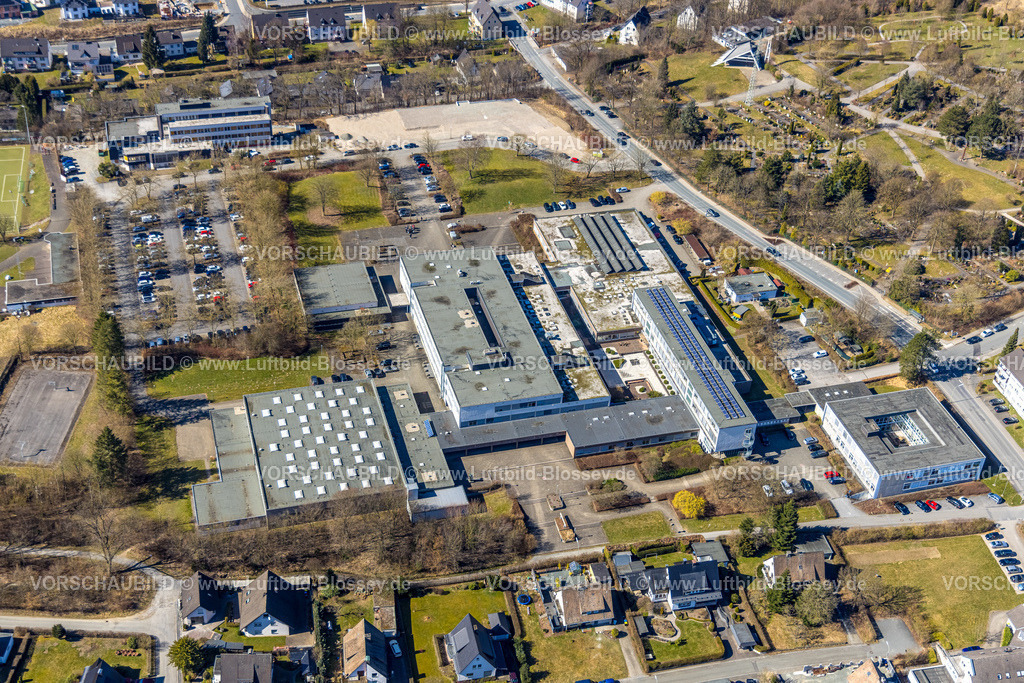 Meschede250305004 | Luftbild, Berufskolleg Meschede des HSK Hochsauerlandkreis, rechts Landwirtschaftskammer NRW Kreisstellen HSK Olpe Siegen-Wittgenstein, Meschede-Stadt, Meschede, Sauerland, Nordrhein-Westfalen, Deutschland