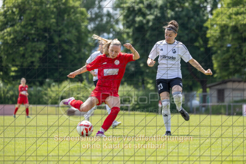 20250518_134241_0166 | Joana Bauer (1.FC Donzdorf #11)#,1.FC Donzdorf (rot) vs. FV Bellenberg (weiß), Fussball, Frauen-Verbandsliga Württemberg, 20. Spieltag, Saison 20242025, Rasenplatz Lautertal Stadion, Süßener Straße 16, 73072 Donzdorf, 18.05.2025 - 1300 Uhr,Foto: PhotoPeet-Sportfotografie/Peter Harich