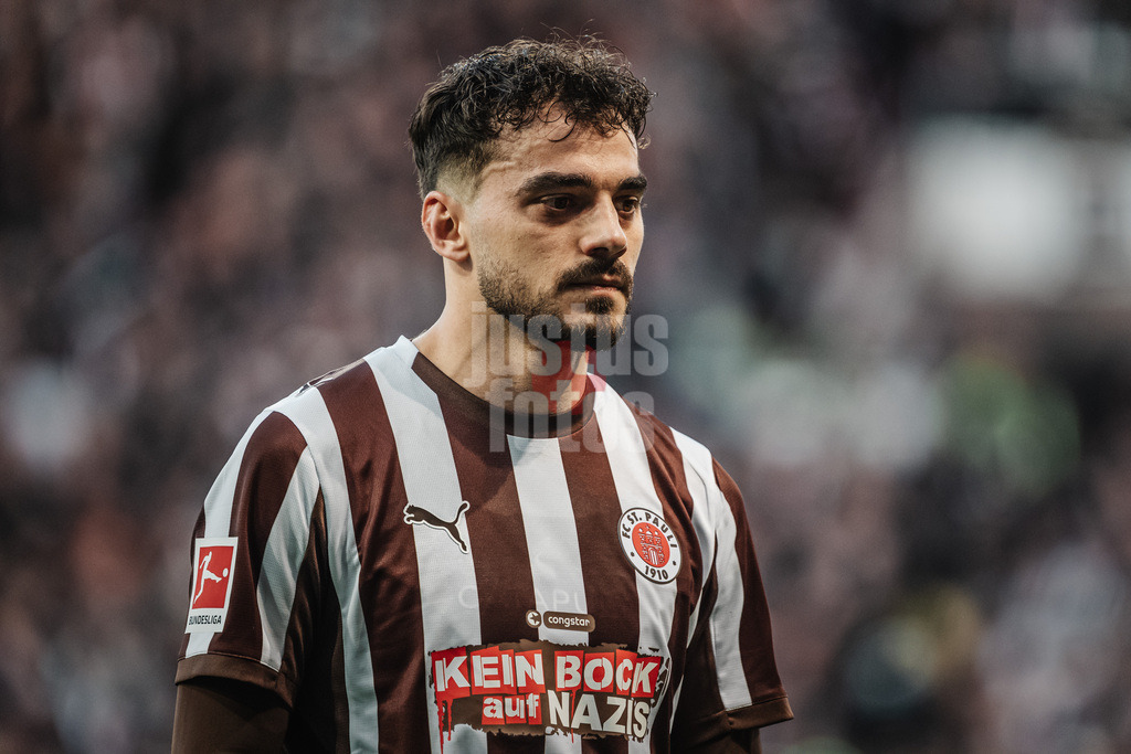 Fußball | Männer | Saison 2025/2026  | Fußball-Bundesliga | 27. Spieltag | FC St. Pauli vs. SC Freiburg | 22.04.2026 | Danel Sinani (#10, FC St. Pauli) enttäuscht