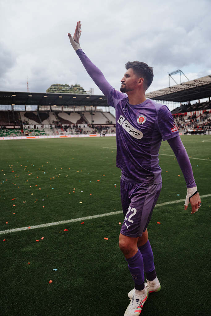 HEV08736 | Der offizielle Shop für FC St. Pauli Fotos. Wähle aus Spielszenen & Fanmomenten dein FCSP Wunschformat. Wir liefern Millerntor-Atmosphäre.