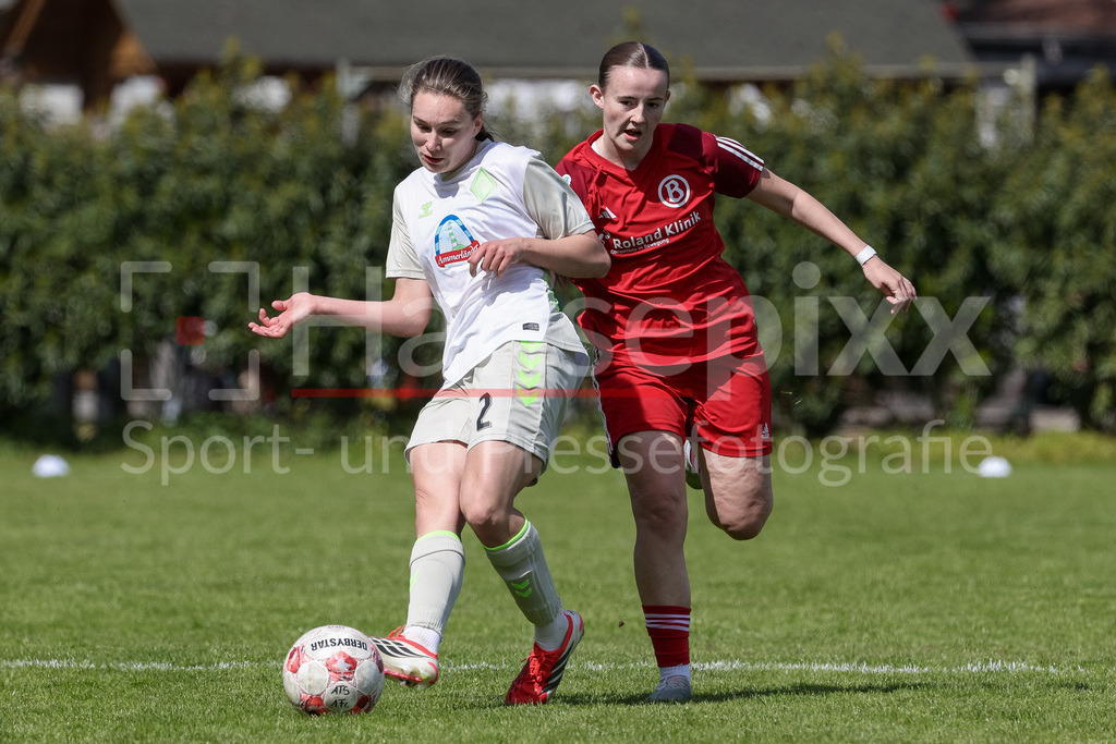 Fussball, Regionalliga Nord Frauen, ATS Buntentor - SV Werder Bremen II | v.li.: Maria Penner (SV Werder Bremen II, 2) und Linn Müller (ATS Buntentor, 10) im Zweikampf, Duell, Dynamik, Aktion, Action, Spielszene
