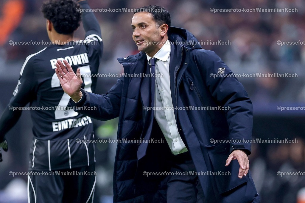 UCL26112501037 | 26.11.2025, Fußball, UEFA Champions League, Eintracht Frankfurt - Atalanta Bergamo, Deutsche-Bank-Park (Frankfurt am Main), 5. Spieltag, Saison 2025 2026: Cheftrainer Raffaele Palladino (Atalanta Bergamo #hc) gestikulierend am Spielfeldrand   Regulations prohibit any use of photographs as image sequences and or quasi-video.