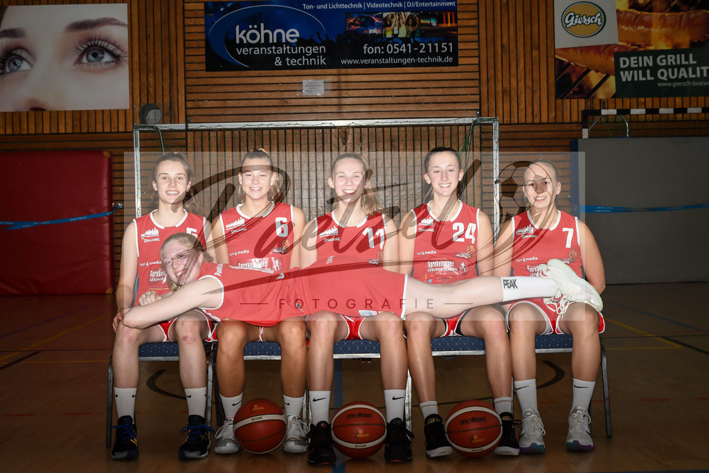 TEAOSC20201023_0030 | Basketball, Juniorinnen: Sitzend v.li. : Zoe Perlick, Marie Dreyer, Maira Banko, Luise Hansmann und Louisa Riehemann., Liegend: Frieda Buehner  bei der Team Presentation der Panthers Academy Osnabrueck am 23.10.2020 in Osnabrueck, Deutschland. - Realisiert mit Pictrs.com