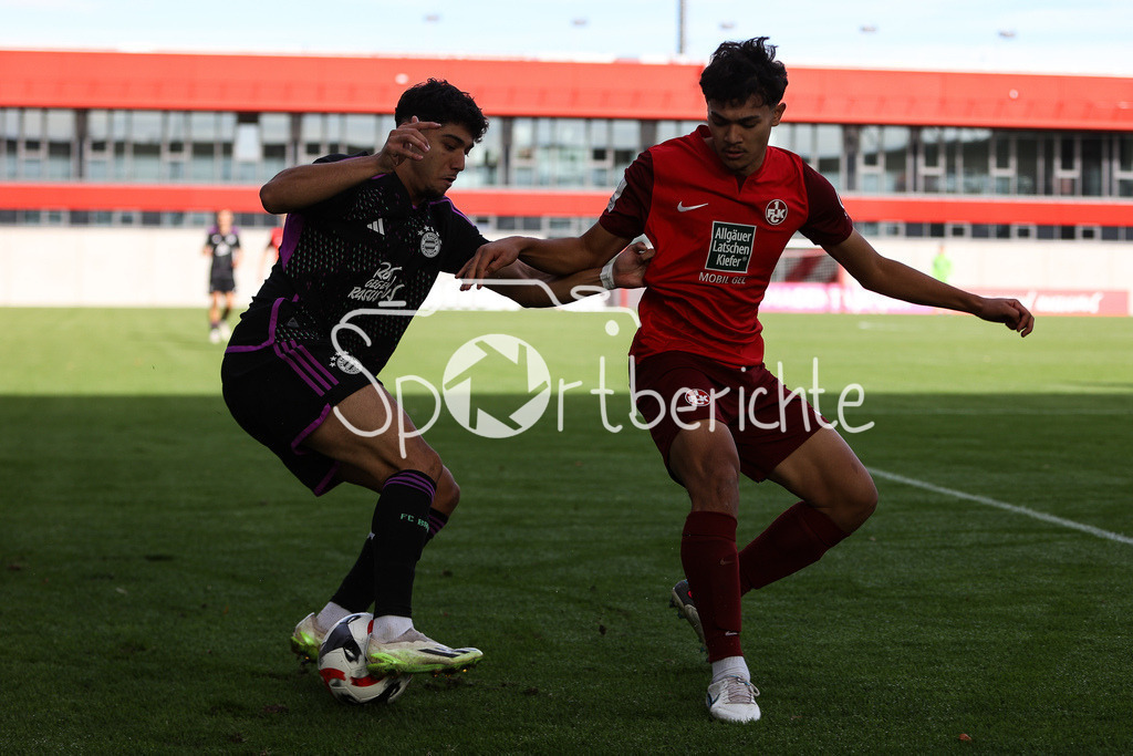 FC Bayern Muenchen U19 - 1. FC Kaiserslautern U19 | Emirhan DEMIRCAN (FCB #7) im Duell mit Maik GAERTNER (FCK #21) / Zweikampf